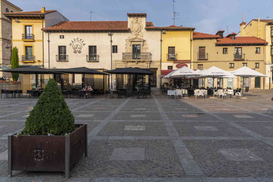 León 057 - plaza San Marcelo.jpg